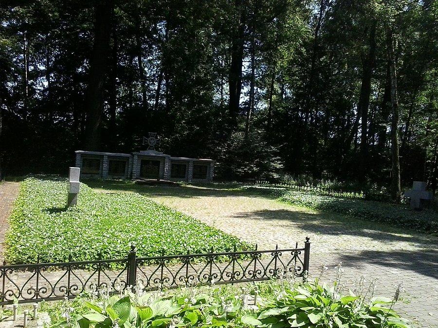 Pszczyna, "Trzy dęby" Miejsce spotkań powstańców śląskich i cmentarz wojenny żołnierzy poległych w walkach w okolicach Pszczyny w czasie II wojny światowej