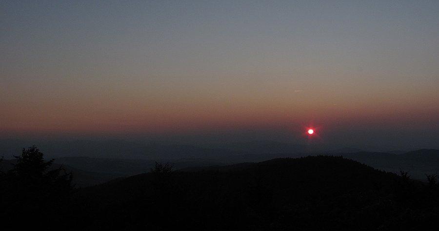 Gdzieś tam we mgle Beskid Wyspowy (ledwo widać Luboń Wlk.)
