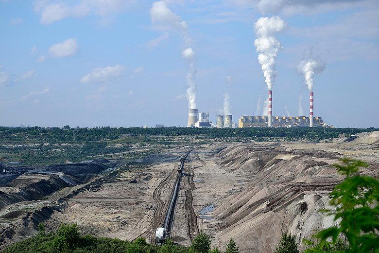 Elektrownia w Bełchatowie widziana z punktu widokowego w Kleszczowie