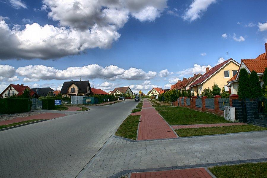 Ulica bez nazwy :) łącznik między ul. Niepodległości a Spółdzielczą, domy chyba numerację Niepodległości mają