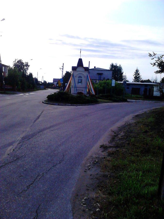 Ta stoi na skrzyżowaniu