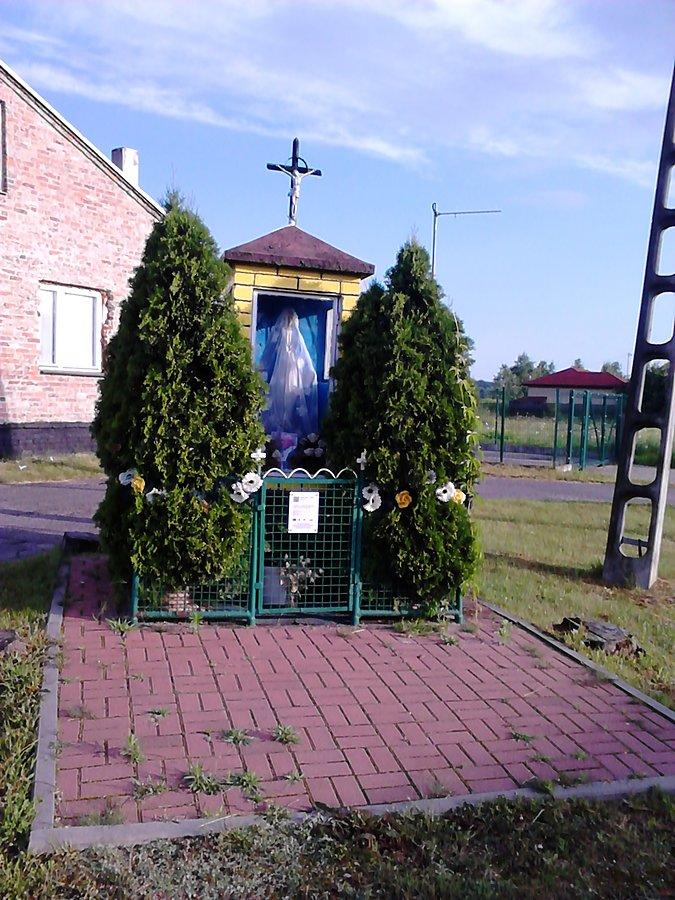 Zwykle kapliczki stoja na skraju wsi, z czasem wsie się rozrastają