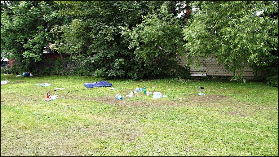 "Porządek" pozostawiony przez ekipę z Pokojowego Patrolu na polu namiotowym po akcji "Czyste Tatry" 1