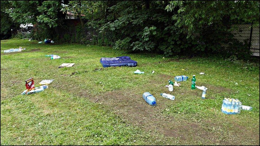 "Porządek" pozostawiony przez ekipę z Pokojowego Patrolu na polu namiotowym po akcji "Czyste Tatry" 2