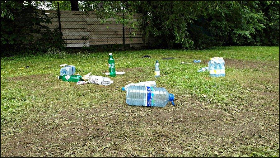 "Porządek" pozostawiony przez ekipę z Pokojowego Patrolu na polu namiotowym po akcji "Czyste Tatry" 4