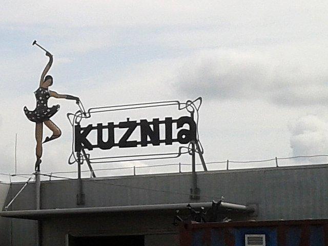 Kowalka(?) z młotem tańcząca