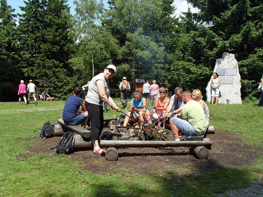 Mały epizod gdy Patrycja zaczęła piec kiełbaskę ludzi przy ognisku było sporo a