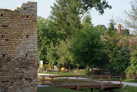 A w oddali kościółek romański św. Idziego