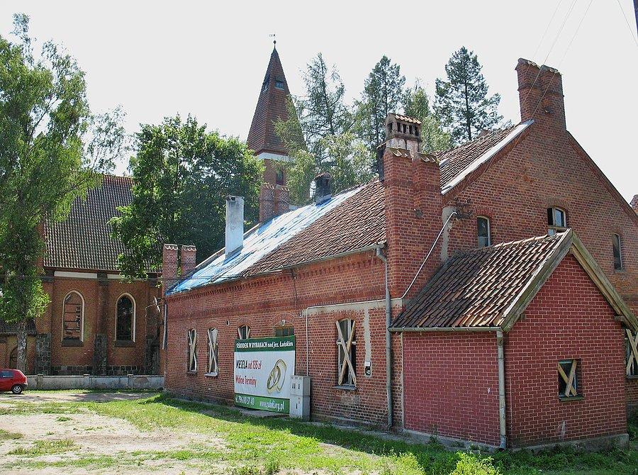 Orzechowo - plebania i kościół