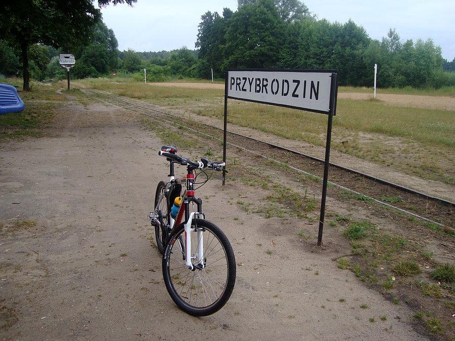 Przystanek kolejki wąskotorowej na plaży w Przybrodzinie