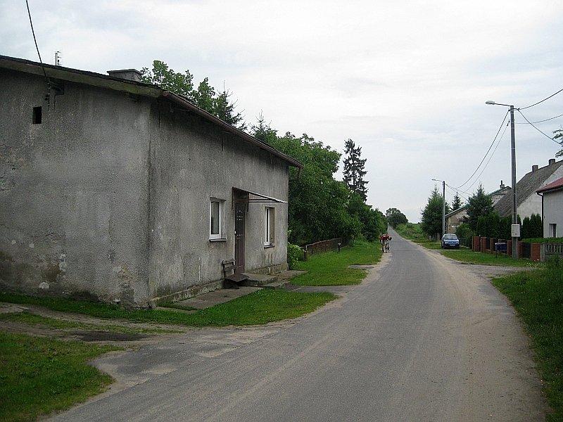 W Łubowicach napotkaliśmy jedyny dziś odcinej asfaltowy i kilka domów przy drodze