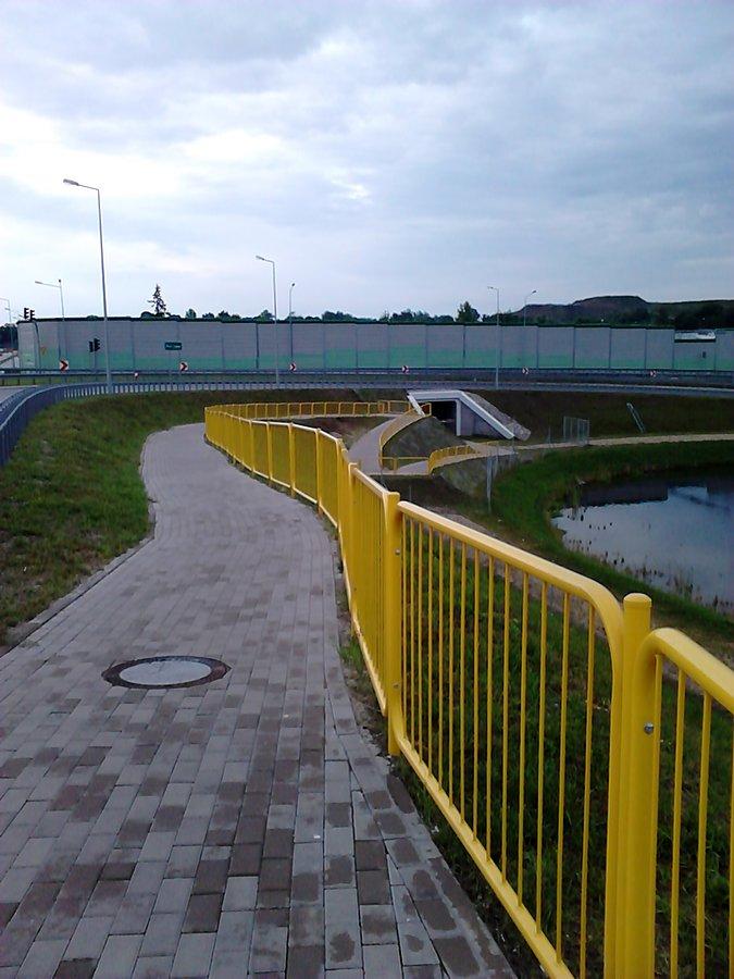 Zjazd z wiaduktu nad A2, właściwie zejście dla pieszych, bo nie ma tam ddr