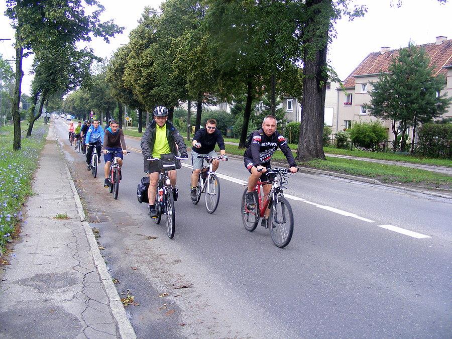 Darecki ESR i organizator rajdu Artur Waśniewski wyprowadzają ekipę na rogatki