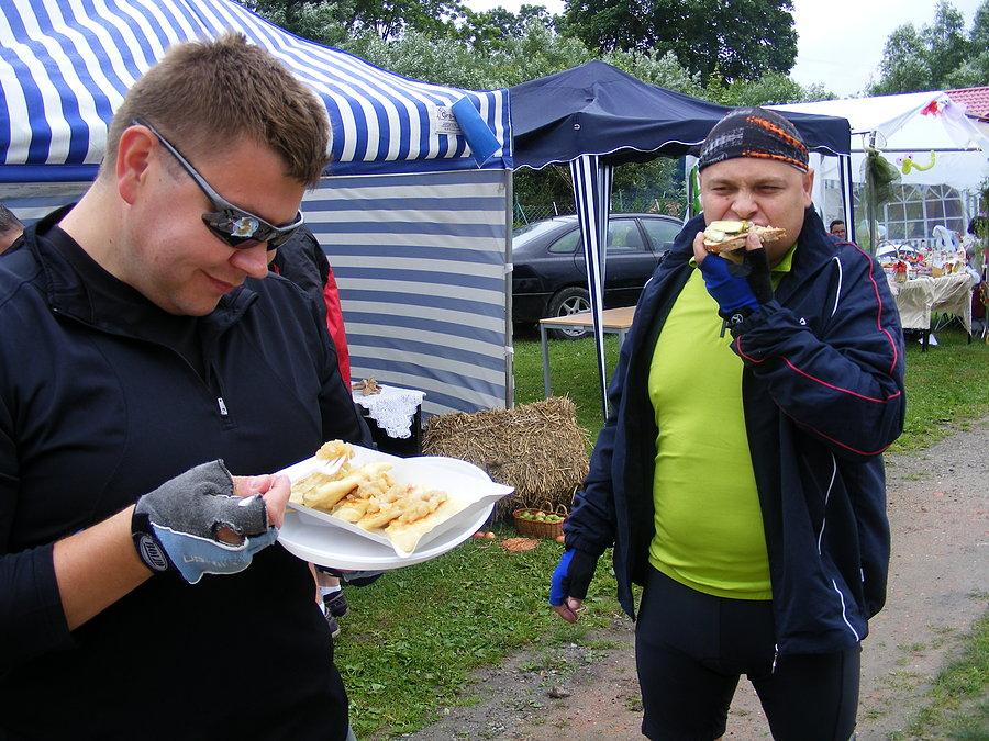 Festynowe wypieki i potrawy_chłopcy w akcji degustacji :-)