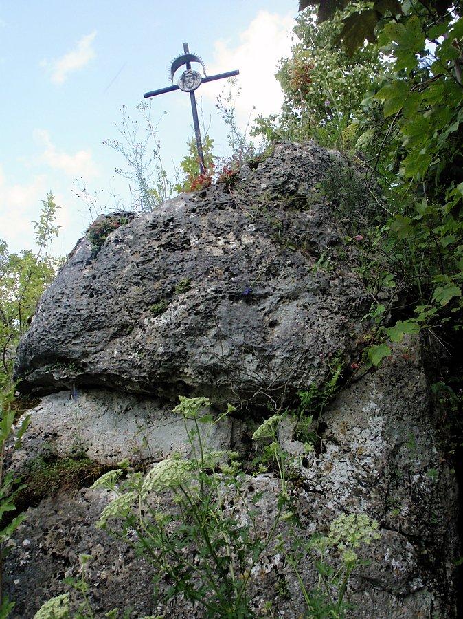Krzyż na skałce w Łutowcu