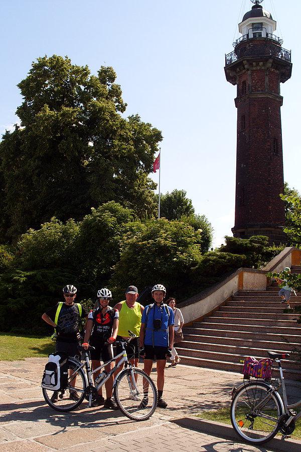 Rowerzyści w Nowym Porcie - Gdańsk - fotka na tle latarni morskiej