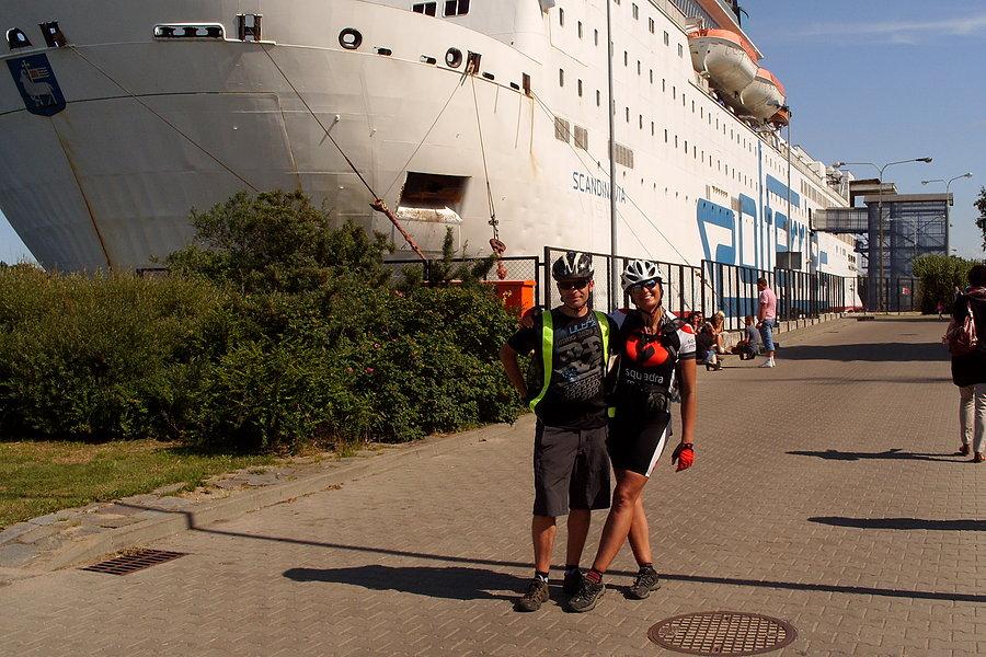 My na tle statku wycieczkowego- Nowy Port w Gdańsku