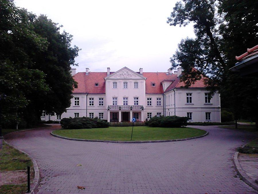 Późnobarokowy pałac z I połowy XVIII wieku w Lesznie. Obecnie Centrum Szkoleniowo-Konsultacyjne BGŻ. oj, mają się te nasze banki :)