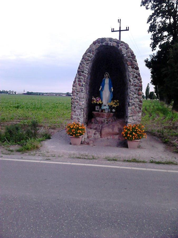 Przydrożna kapliczka . Aż chce się jęknąć "o Matko Boska, widzisz i nie grzmisz"