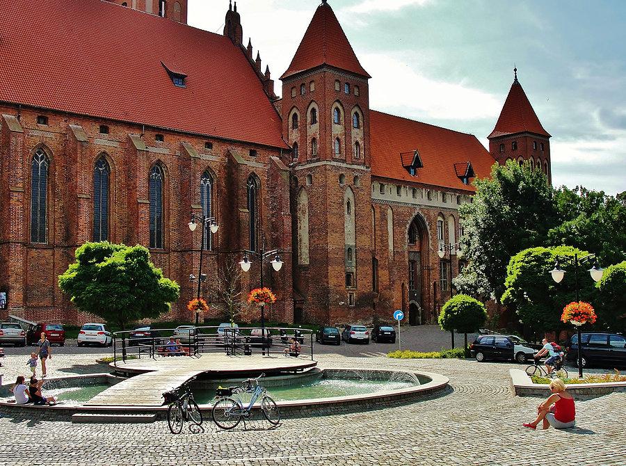 Kwidzyn - Fontanna na rynku przed zamkiem