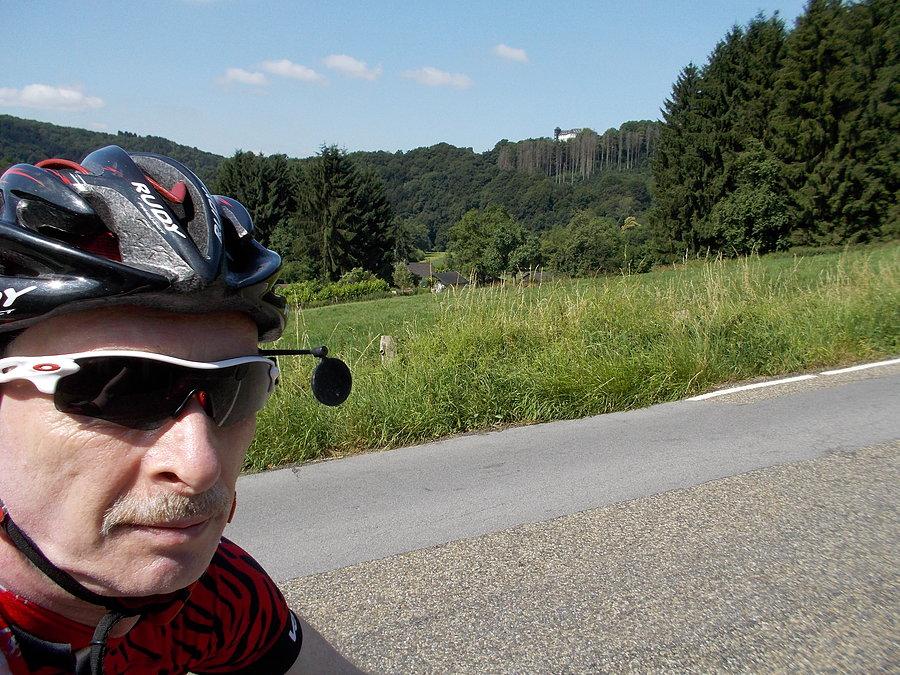Balkanradweg Tour - podjazd pod Burg Hohenscheid (w tle)