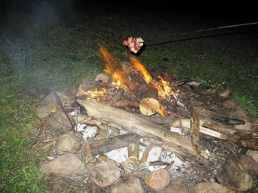 Ognisko i pieczenie kiełbaski