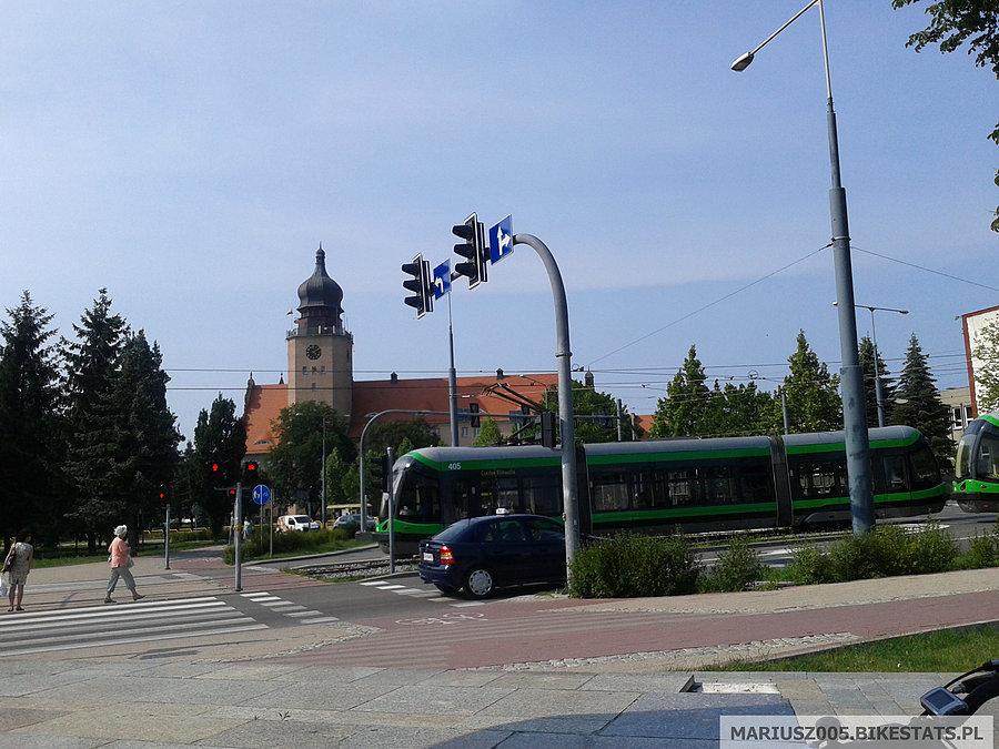 Tramwaje na tle ratusza