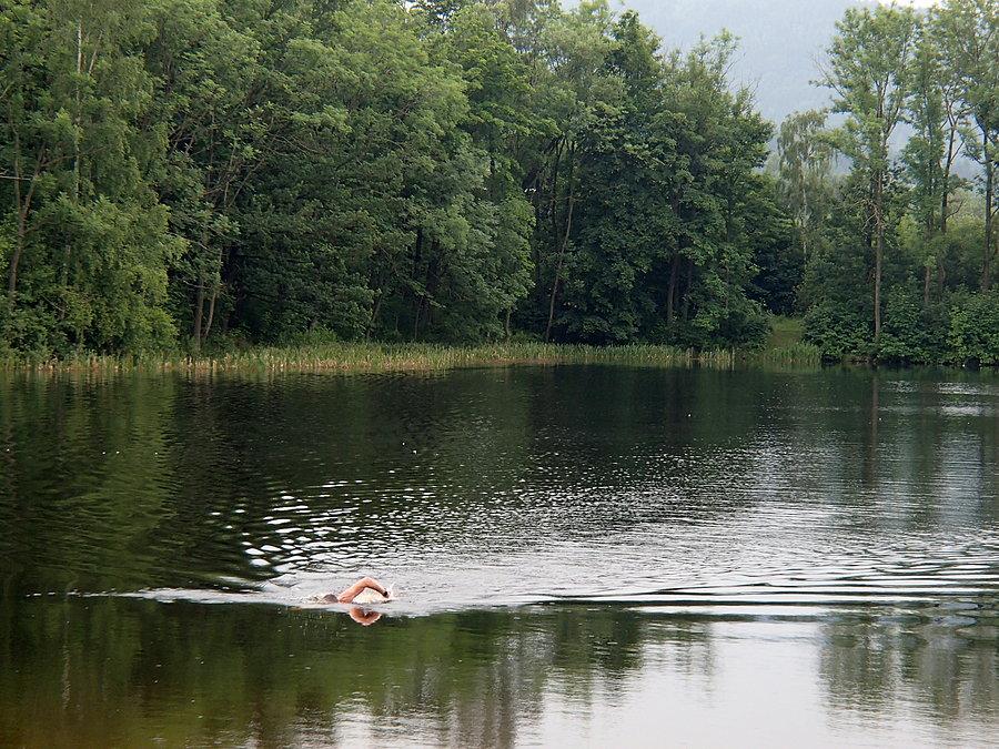 Pływak w jeziorze pod Sigletrek Centrum