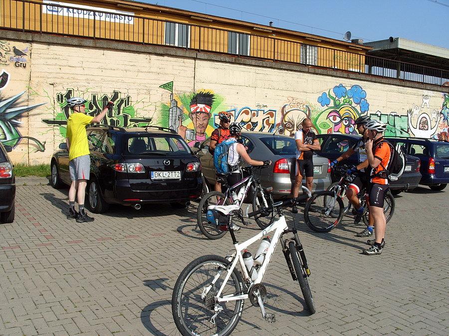 No to opisywane wcześniej spotkanie na parkingu, zostawiłem ich na 5 minut i proszę zobaczyć co na ścianach za grafiti porobili, och malarze ;)). Poranne powitanie, z Panami buzi z dziewczynami cześć ;) dostanie mi się ;))