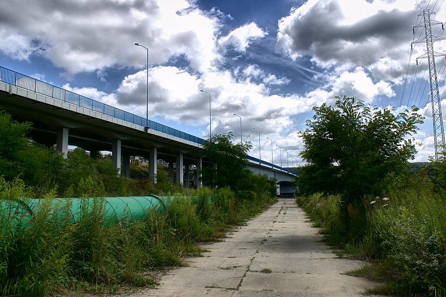 Most Gryfitów na Autostradzie Poznańskiej i zjazd do ul. Księżnej Anny