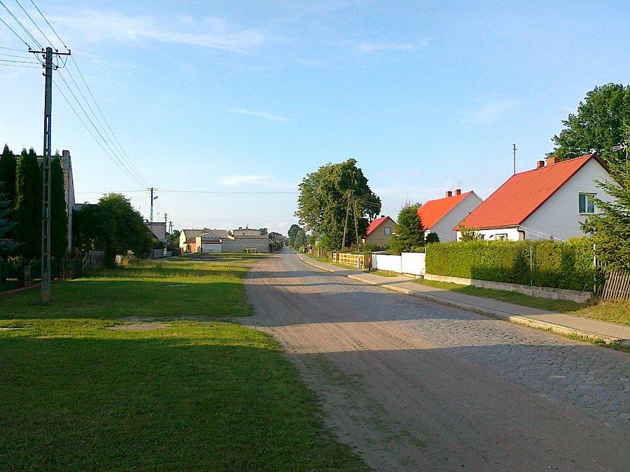 Boruszyn - w kierunku centrum wsi