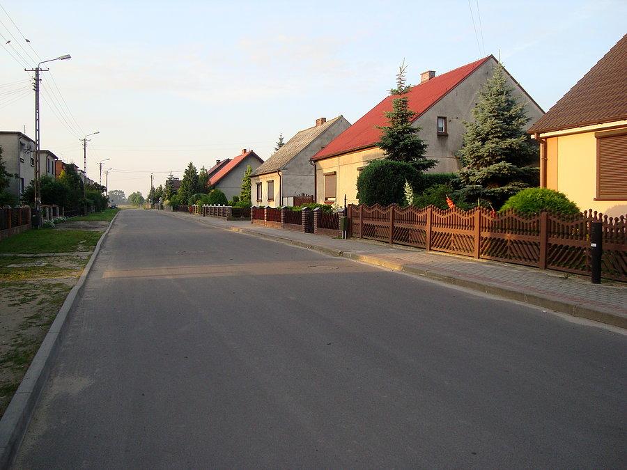 Widok na boisko, które gdzieś tam jest na końcu drogi :)