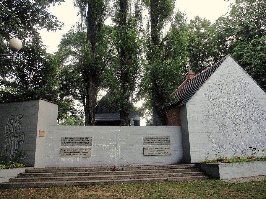 Pomnik przy kościele w Dobrzeniu Wielkim