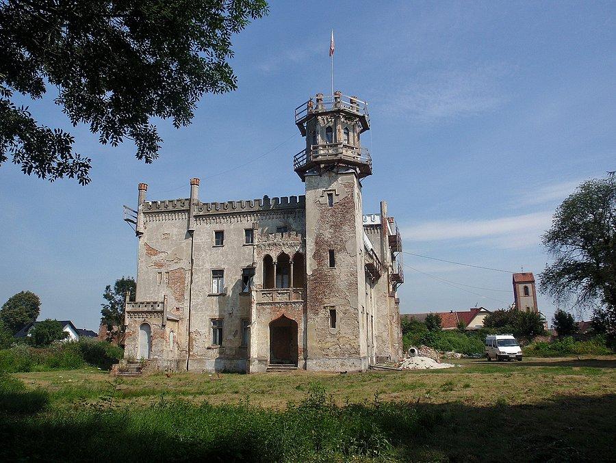 Remontowany pałac w Naroku