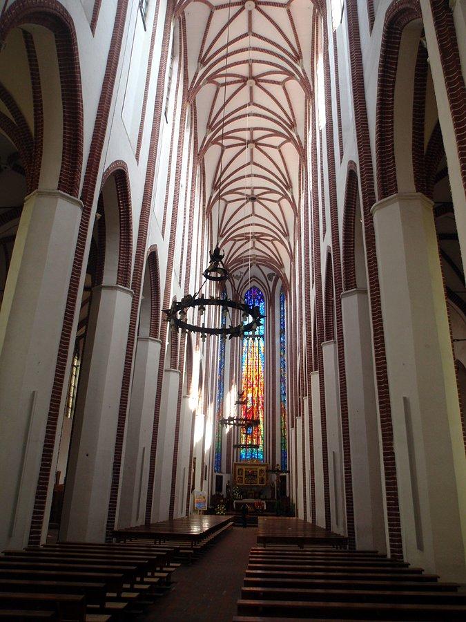 Wnętrze kościoła św. Mikołaja. Brzeg
