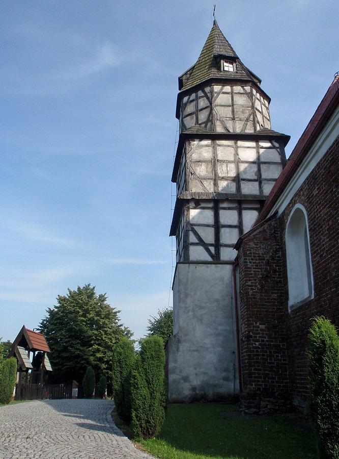 Szachulcowa wieża kościoła w Kościerzycach