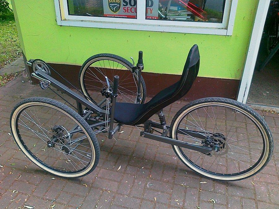 Ciekawy, poziomy rowerek przed sklepem na Worcella