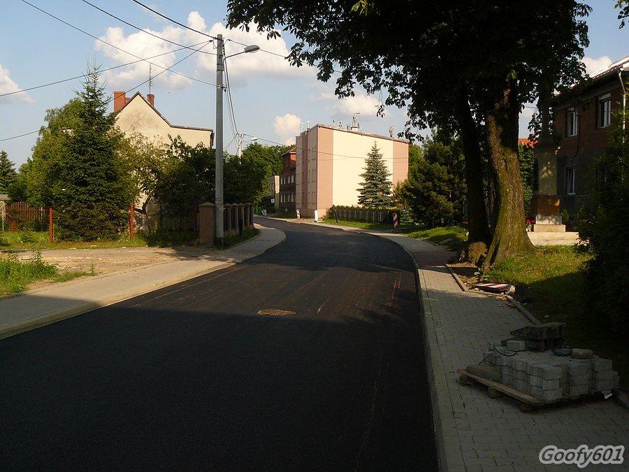 Nowiutki, jeszcze ciepły asfalt na Leśnej :)