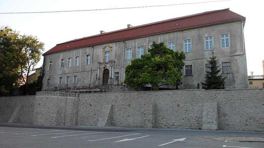 ZSZ im. Piastów Opolskich w Krapkowicach - widok od strony Osobłogi na szkołę i nowo odrestaurowany mur