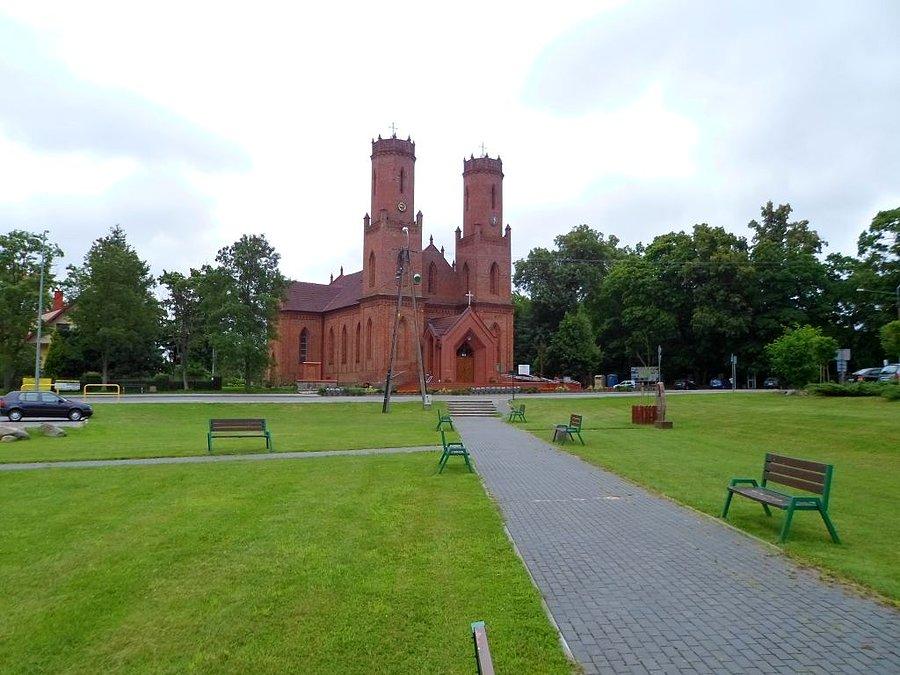 Wieże kościoła w Krokowej jak zamkowe baszty