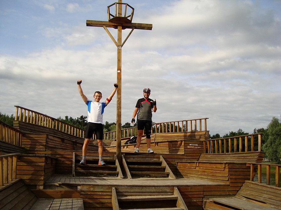 Mini okręt na plaży w Ostrowie