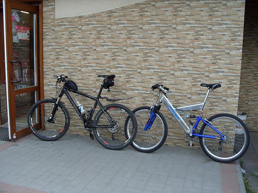 Pod sklepem trwała wysprzedaż rumaków