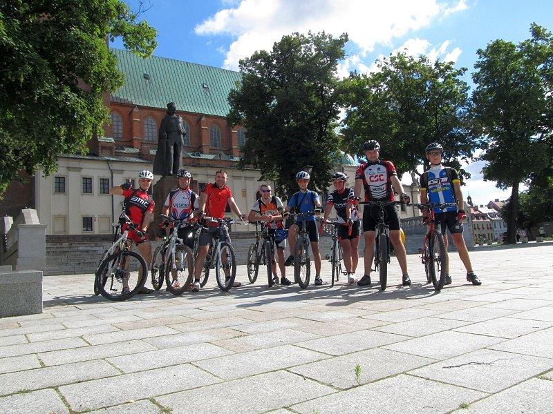 Wpólme zdjęcie przed Katedrą w Gnieźnie. Od lewej: ja, Pan Jurek, Piotras, Dawid, Mateusz, Asia, Kuba, Marcin
