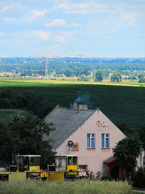 Widoki z Wału Wydartowskiego - Hałda kopalni wapieni w Piechcinie w oddali