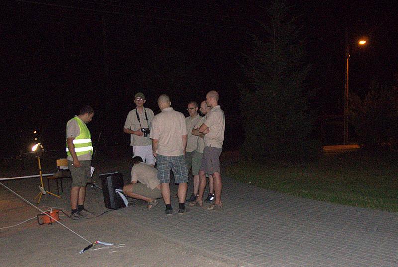 W bazie rajdu, przed pólnoca
