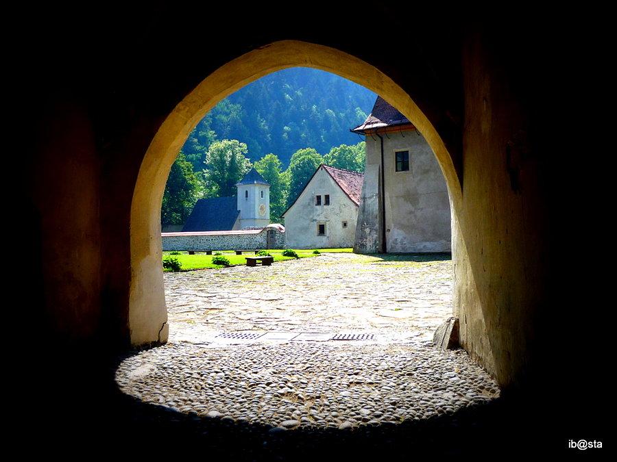 Czerwony Klasztor - wewnętrzny dziedziniec
