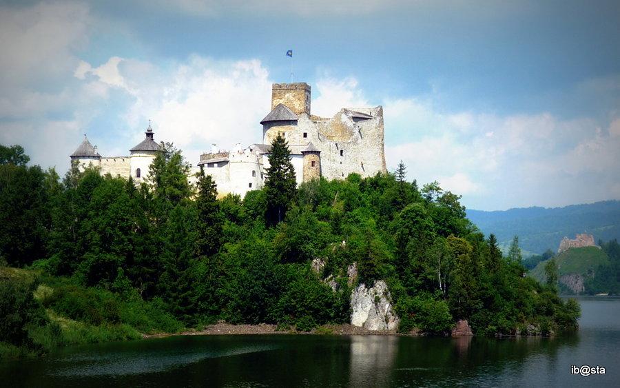 Dwa zamki Niedzica i Czorsztyn widok z zapory