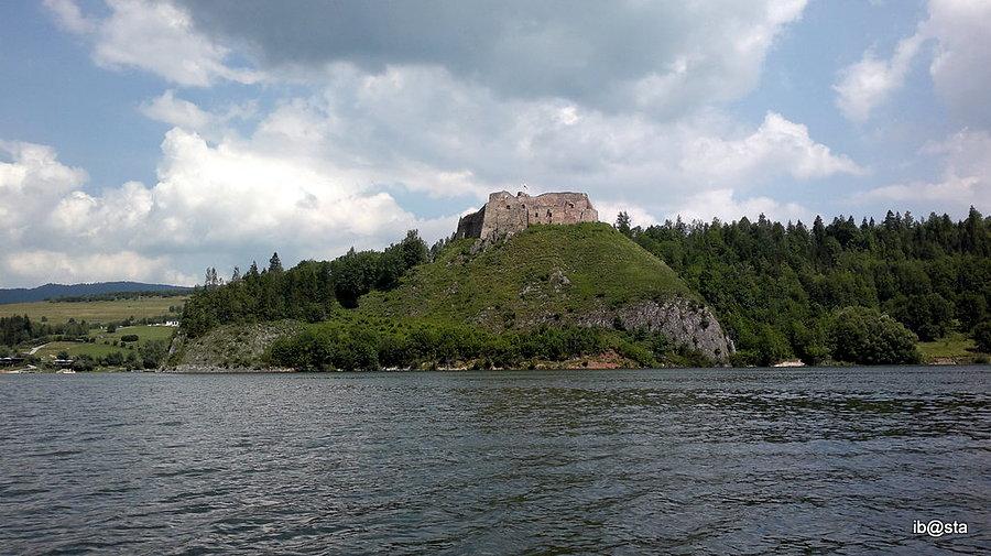 Ruiny zamku w Czorsztynie widok od strony zalewu