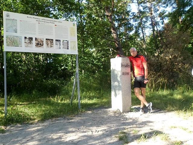 Zrekonstruowaby słup graniczny w Dębkach