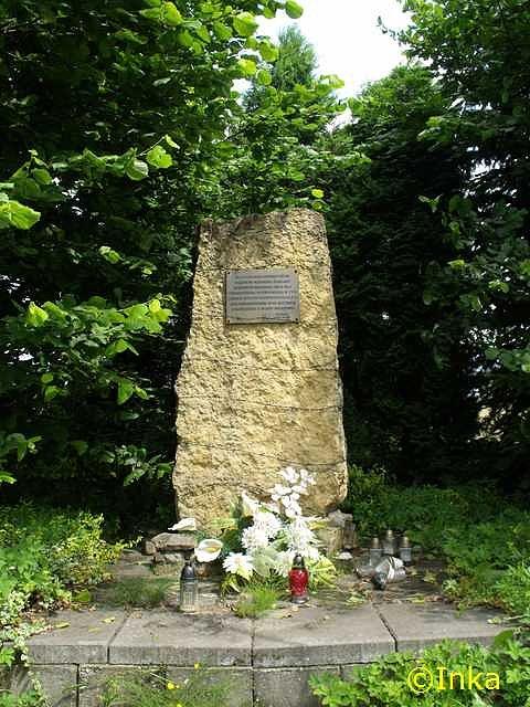 Obelisk w Kobiórze upamiętniający podobóz Auschwitz-Birkenau
